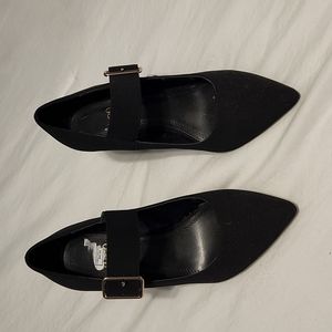 Classy black heels that will go great with any outfit! Work or dinner!